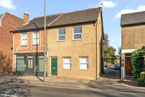 1 bed property, in Addlestone, £260,000