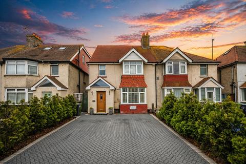 3 bed property, in St. Anthonys Avenue, £425,000