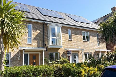 2 bed property, in Consort Gardens, £200,000
