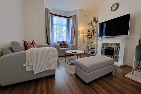 2 bed property, in Portway, £325,000