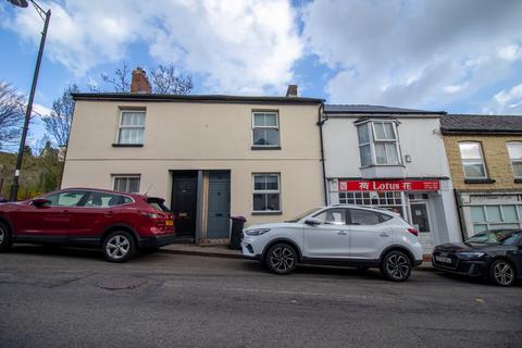 3 bed property, in Broad Street, £125,000