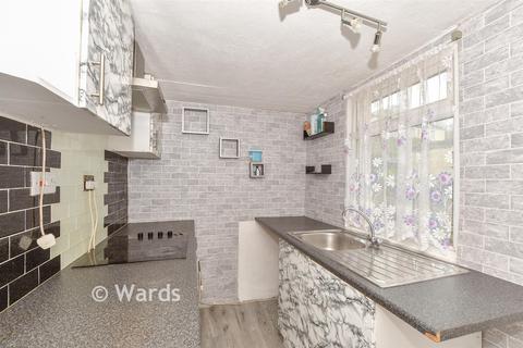 2 bed property, in London Road, £125,000