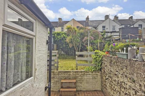 2 bed property, in London Road, £165,000