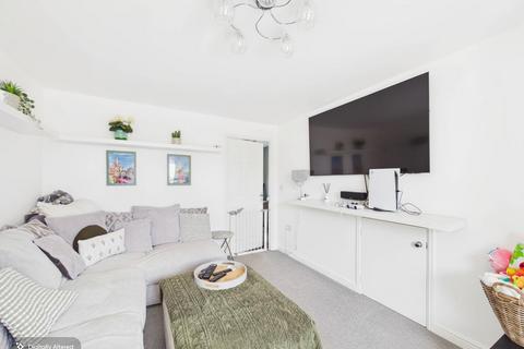 2 bed property, in Woodland Walk, £150,000