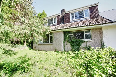 4 bed property, in Whiterock Avenue, £260,000