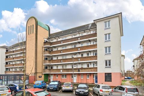 2 bed property, in Barnfield Road, £220,000