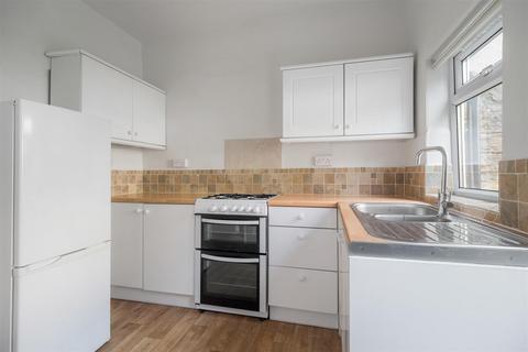 1 bed property, in Stewart Road, £185,000