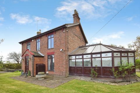 3 bed property, in Bratoft Lane, £450,000