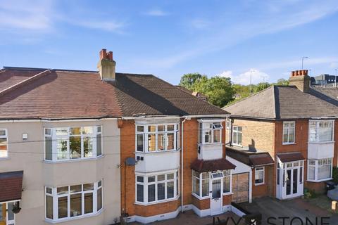 3 bed property, in Essex Road, £675,000