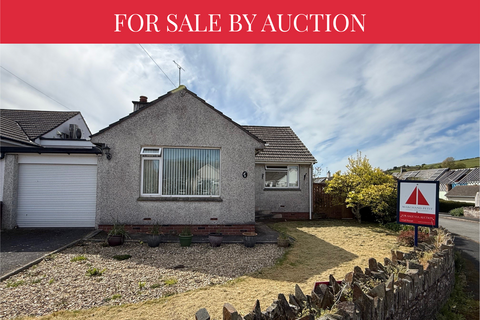 2 bed property, in Willows Close, £250,000