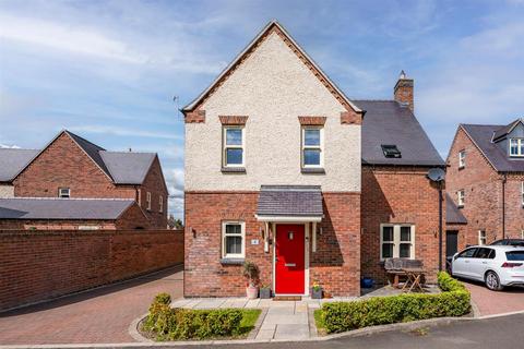 3 bed property, in Woodview Paddock, £425,000