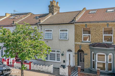 3 bed property, in Crownfield Road, £600,000