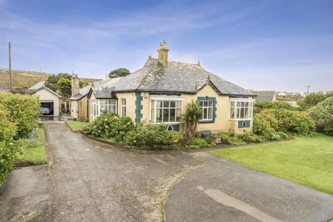 6 bed property, in Pendeen, £325,000
