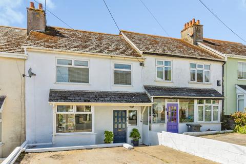 3 bed property, in Maidenway Road, £240,000