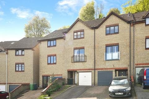 3 bed property, in Weavers Close, £320,000