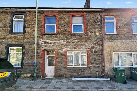 2 bed property, in Commercial Street, £120,000