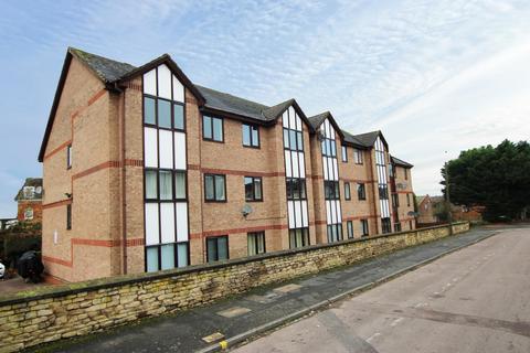 2 bed property, in North Street, £115,000