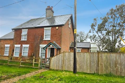 2 bed property, in Burgate, £300,000