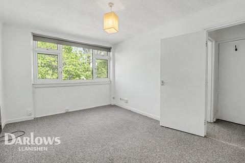 1 bed property, in Llanishen Court, £120,000