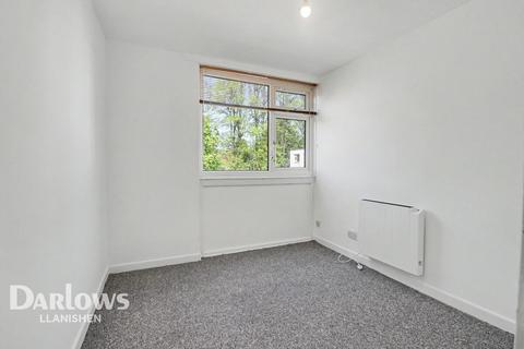 1 bed property, in Llanishen Court, £120,000