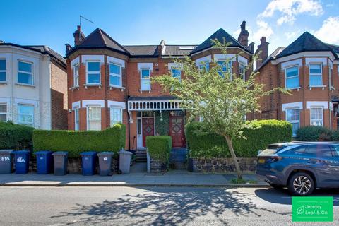 2 bed property, in Gainsborough Road, £650,000