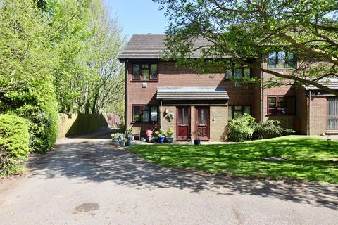 1 bed property, in Maidstone Road, £155,000