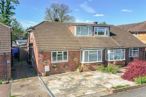 4 bed property, in Grove Close, £625,000