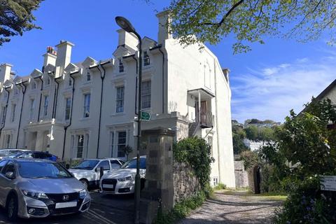 2 bed property, in Clifton Grove, £110,000