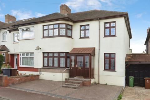 4 bed property, in Cornwall Close, £725,000