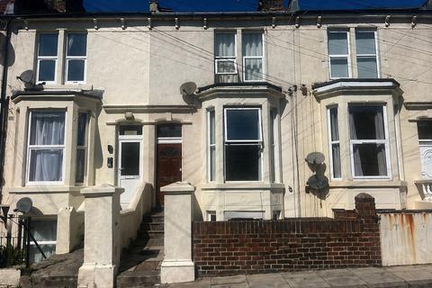 1 bed property, in St. Andrews Road, £138,000
