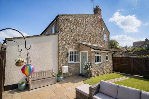 2 bed property, in High Street, £300,000