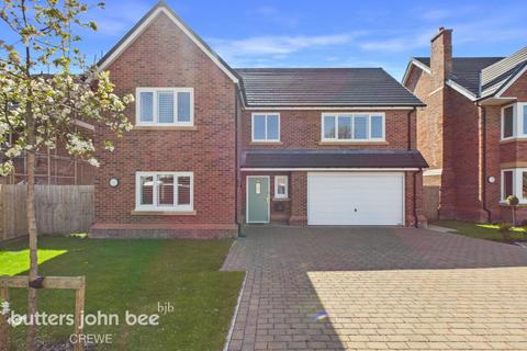 5 bed property, in Luscott Close, £725,000