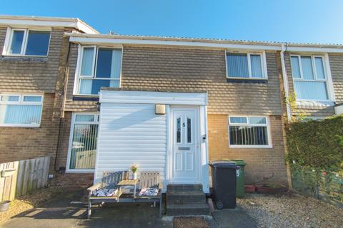 2 bed property, in Lyndhurst Road, £65,000
