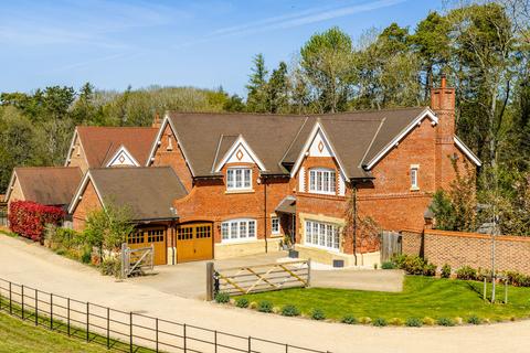 6 bed property, in Earls Farm Way, £1,500,000