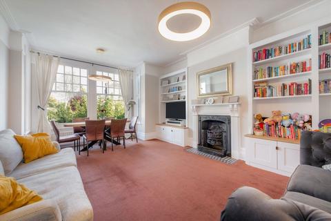 3 bed property, in Dukes Avenue, £800,000