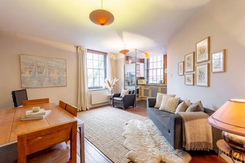 1 bed property, in Stone Yard, £120,000