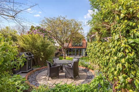 3 bed property, in Hindhead, £925,000