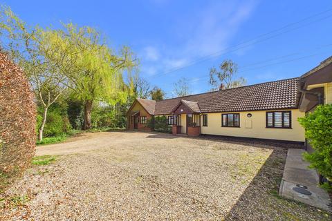6 bed property, in The Common, £775,000