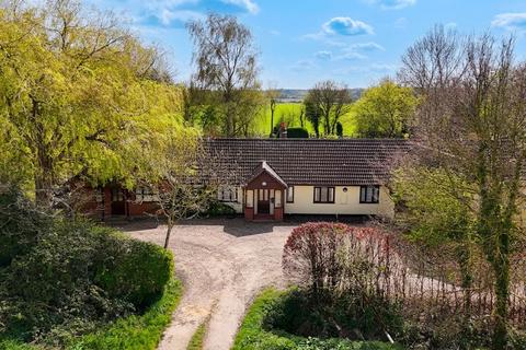 6 bed property, in The Common, £775,000
