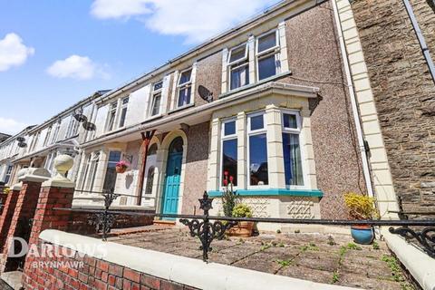 2 bed property, in King Edward Road, £240,000