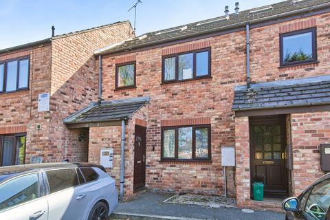 2 bed property, in St. Marys Court, £110,000