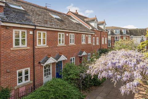 3 bed property, in Priory Gardens, £375,000