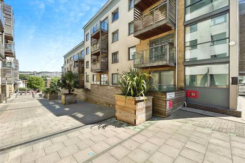 2 bed property, in Sharpthorne Court, £340,000