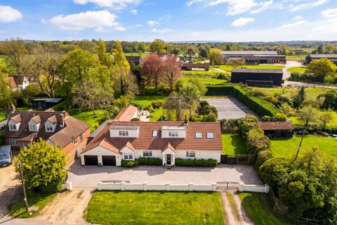 4 bed property, in Woodside Green, £1,385,000