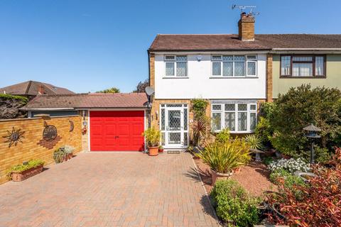 3 bed property, in Amanda Court, £650,000