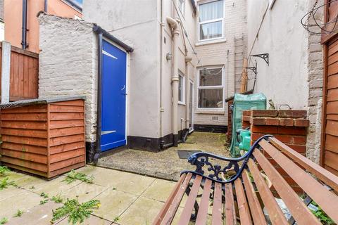 2 bed property, in Wood Street, £170,000
