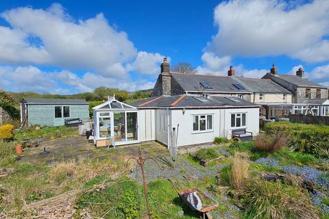 2 bed property, in High Street, £250,000