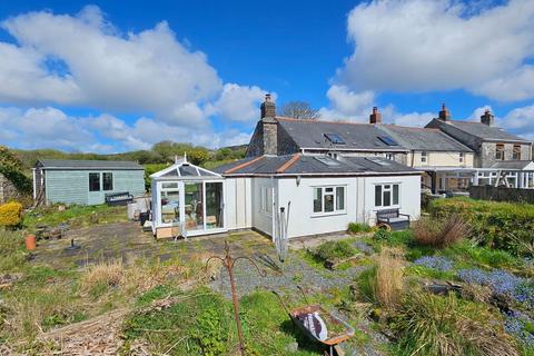 2 bed property, in High Street, £240,000