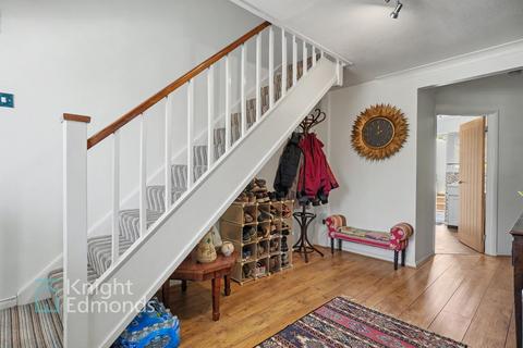 4 bed property, in Becksbourne Close, £350,000