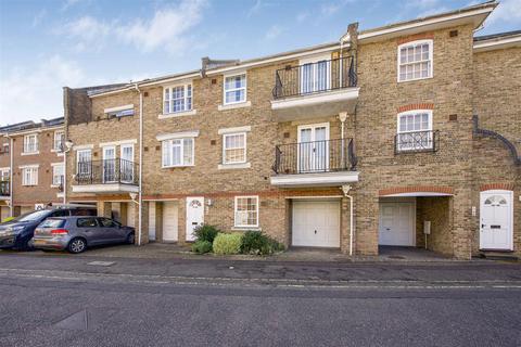 1 bed property, in Cedar Terrace, £400,000